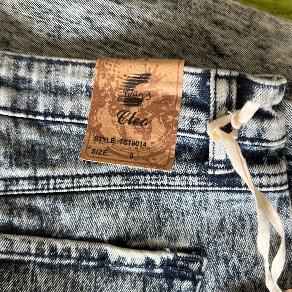 Distressed Jeans - Picture 7 of 9